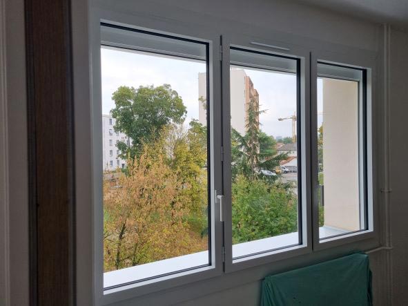 fenetre-aluminium-3-vantaux-coloris-blanc-38-Pont-de-Cheruy