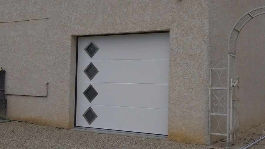 porte de garage sectionnelle avec hublots losange 69 satolas et bonce
