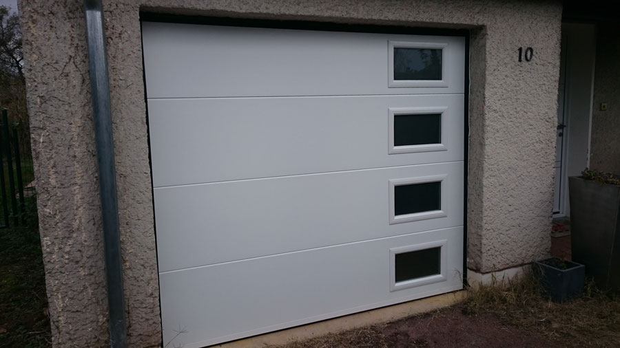 porte de garage sectionnelle avec hublots rectangulaires 38 diemoz